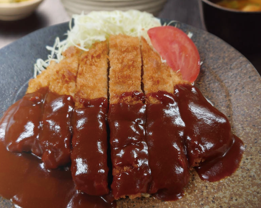 デミグラスソース仕立てのおっきなチキンカツ定食