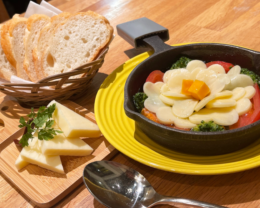 モッツァレラ＆トマトのアヒージョ